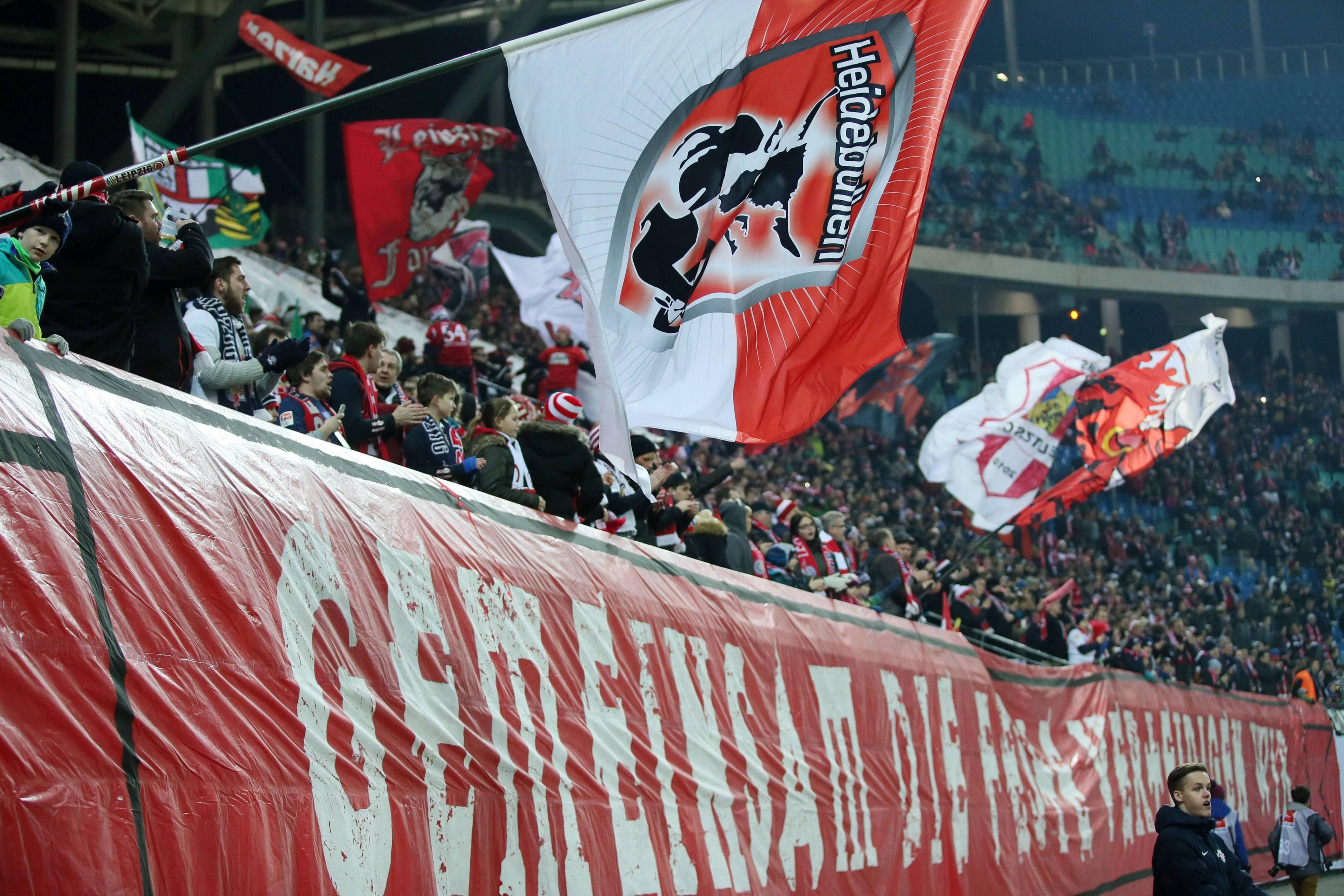 RB-Fans in der Leipziger Arena. Die Anhänger dürfen sich ab morgen auf die restlichen Dauertkarten stürzen.