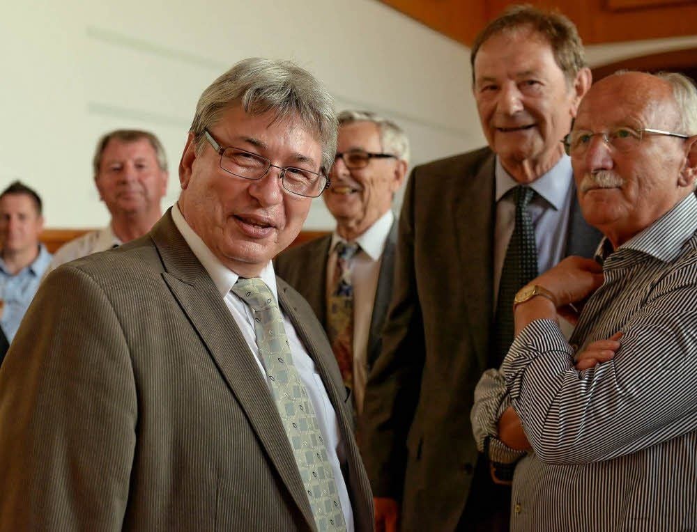 Peter Kuras (li.) im Dessauer Ratssaal: Der Liberale hat den ersten Wahlgang gewonnen.