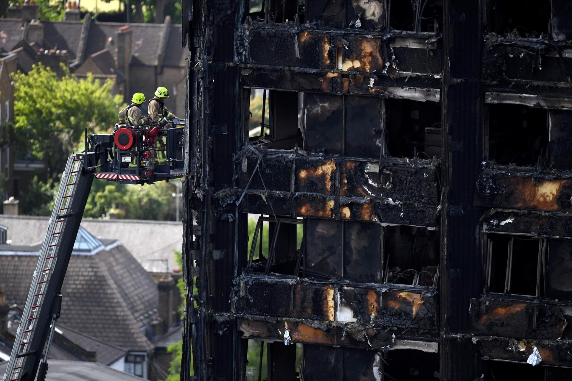 Die Feuerwehr an dem ausgebrannten Hochhaus in London.