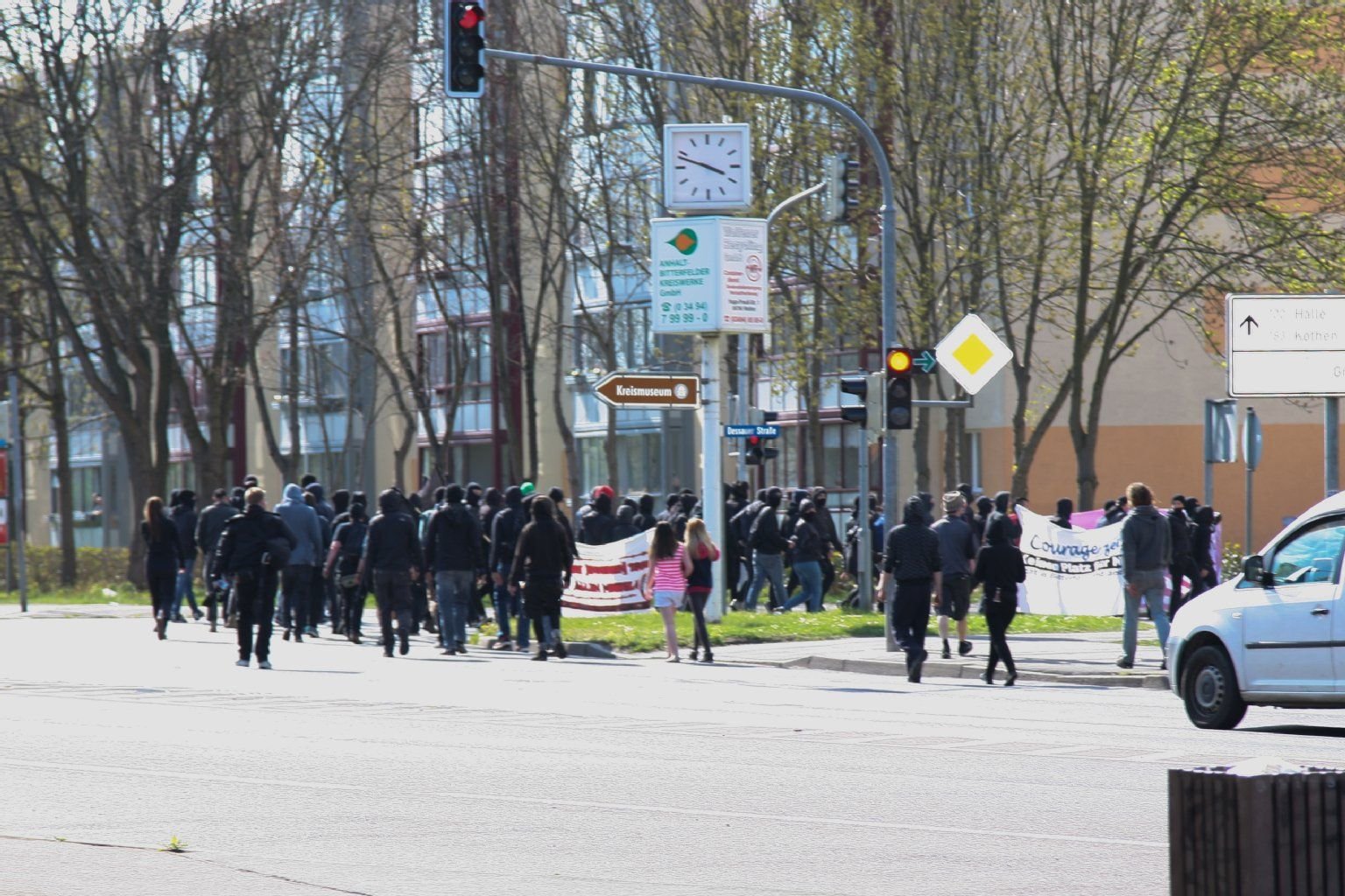 Schwarz gekleidete Demonstranten marschierten am Sonntagnachmittag durch Bitterfeld.