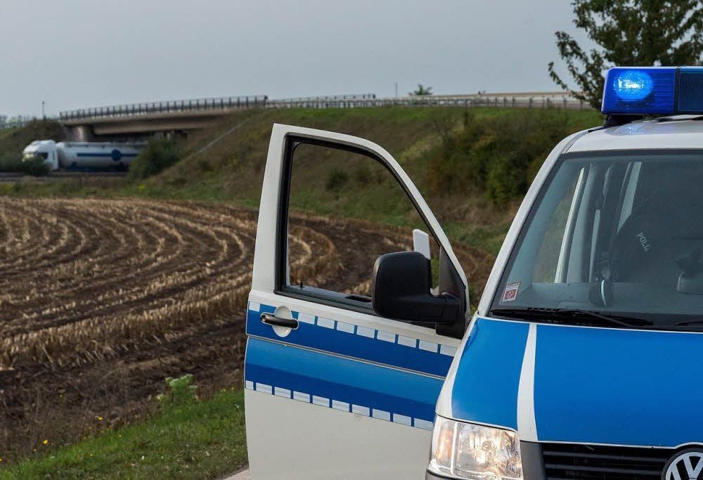 Die Polizei hat die Brücke über die A 38 am Dienstagabend abgeriegelt.