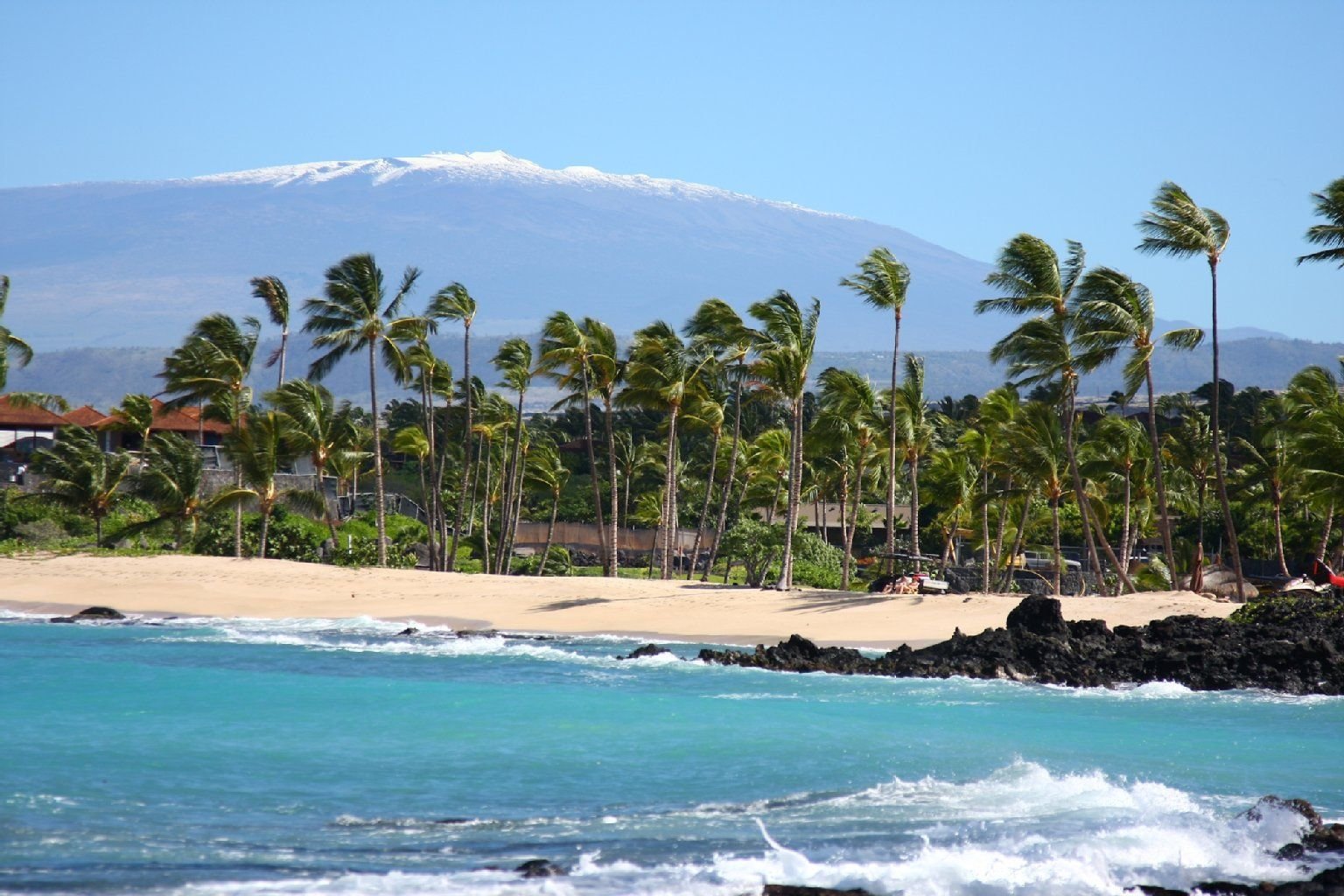 Strand auf Big Island, Hawaii, im Hintergrund: Mauna Kea