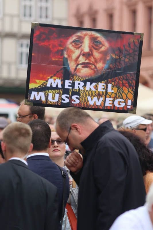 Den Abgang Merkels fordern diese Demonstranten am vorigen Sonnabend in Quedlinburg.