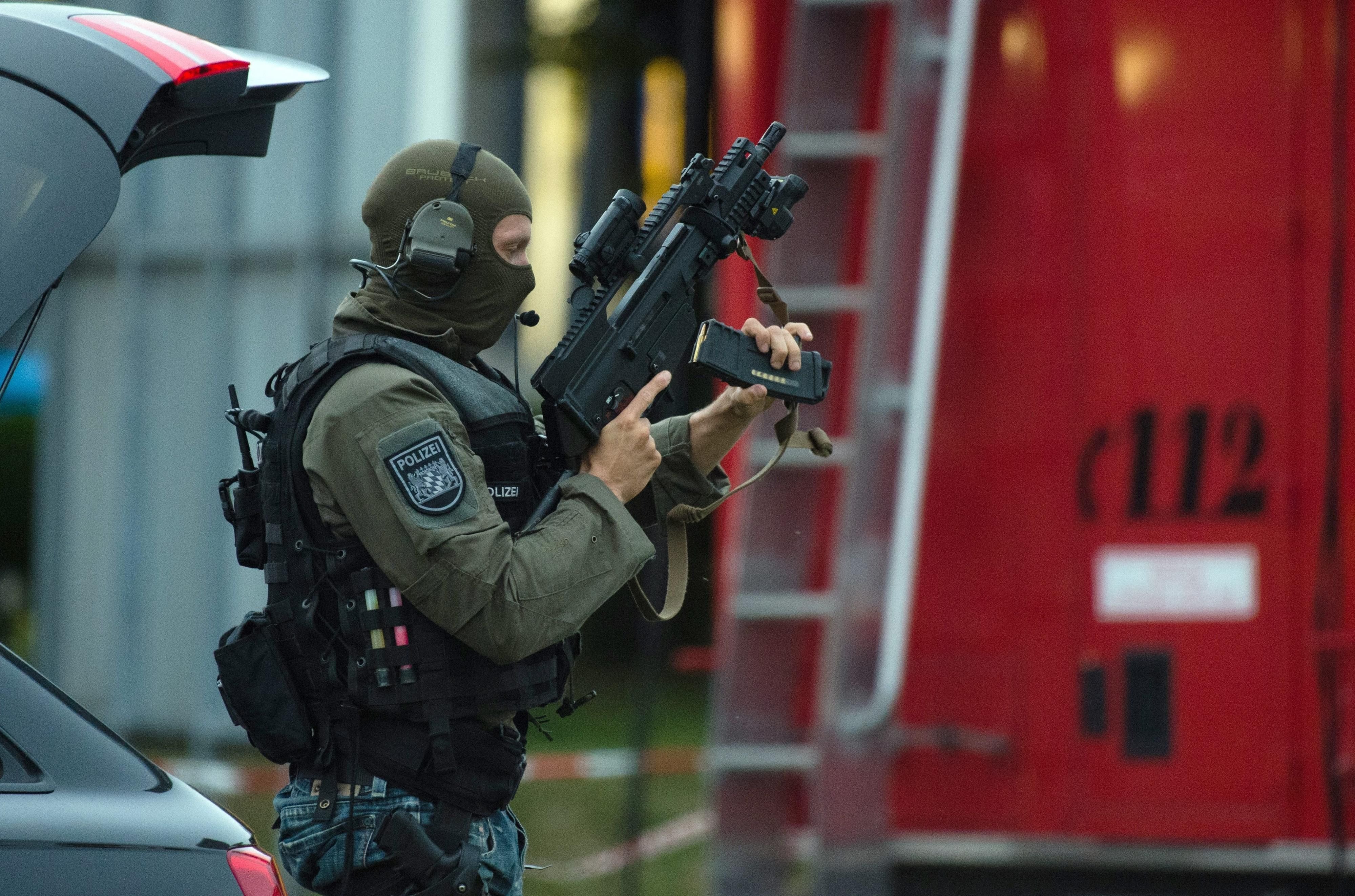 Ein Polizist mit Spezialausrüstung steht nahe dem Münchener Einkaufszentrum, in dem die tödlichen Schüsse gefallen sind.