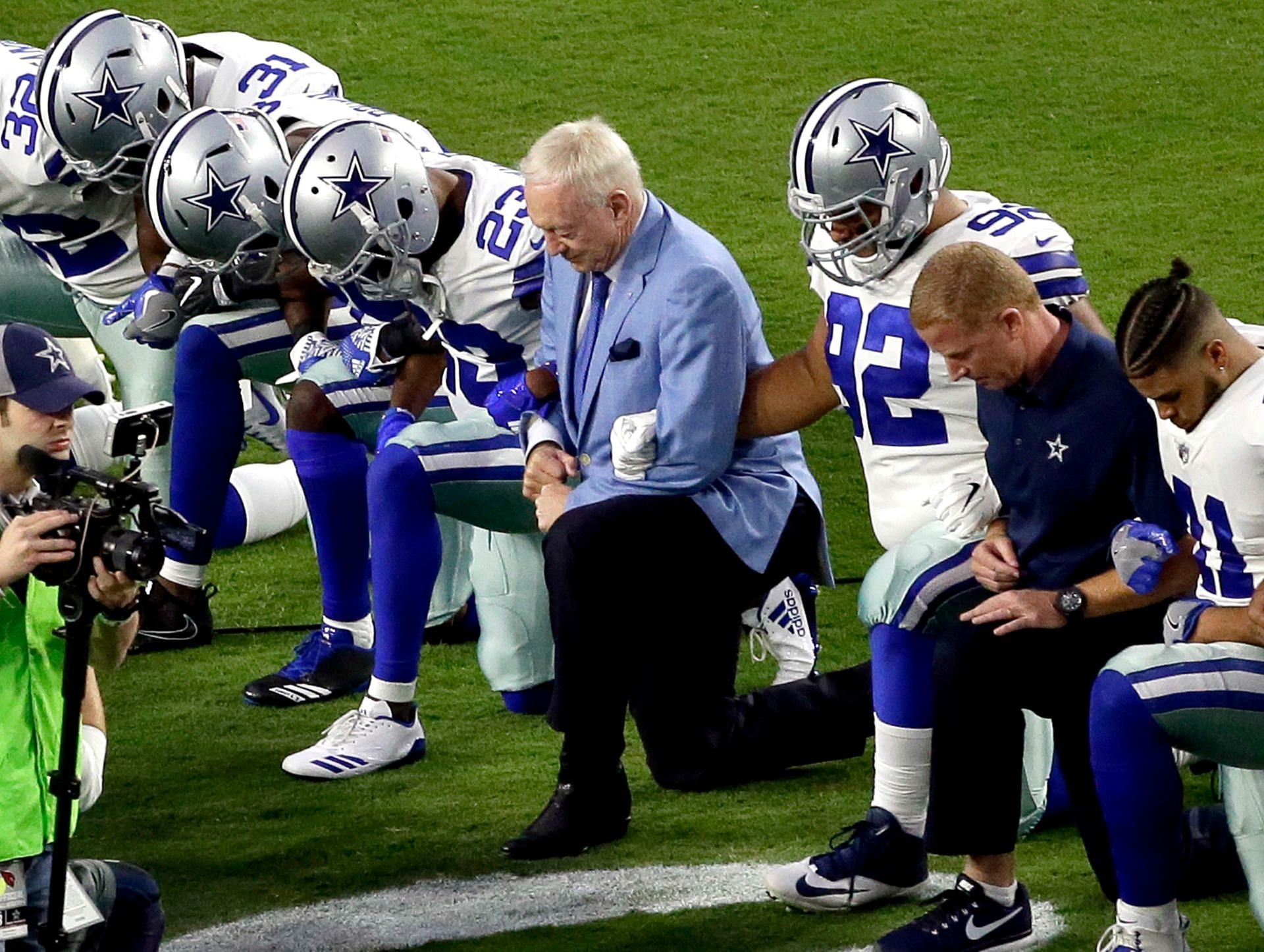 Klubbesitzer Jerry Jones nahm gemeinsam mit seinen Spielern am Protest vor dem Abspielen der Nationalhymne teil.