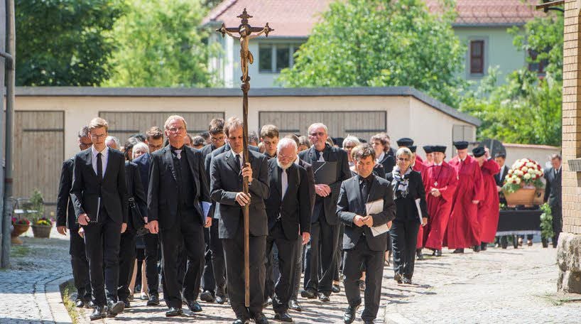 Nach der Trauerfeier wird der Sarg des Verstorbenen zum Geläut der Domglocken auf den Domfriedhof getragen. Hier findet Curt Becker seine letzte Ruhe.