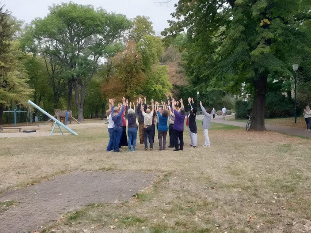 Einen Eindruck von der Philosophie der Lohelandbewegung vermittelten Simone Koring aus Kassel und Sabine Podehl aus Neu-Ulm zum diesjährigen Tag des offenen Denkmals im Stadtpark Alte Bibel rund 50 Interessenten.