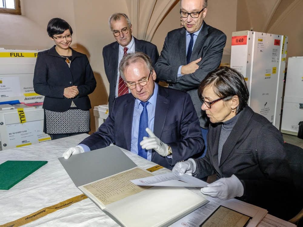 Ministerpräsident Reiner Haseloff (Mitte), hier mit Karin Lubitzsch (r.) von der Stiftung Luthergedenkstätten in Sachsen-Anhalt: Im Refektorium des Lutherhauses packen sie aus den USA zurückgekehrte Exponate aus.
