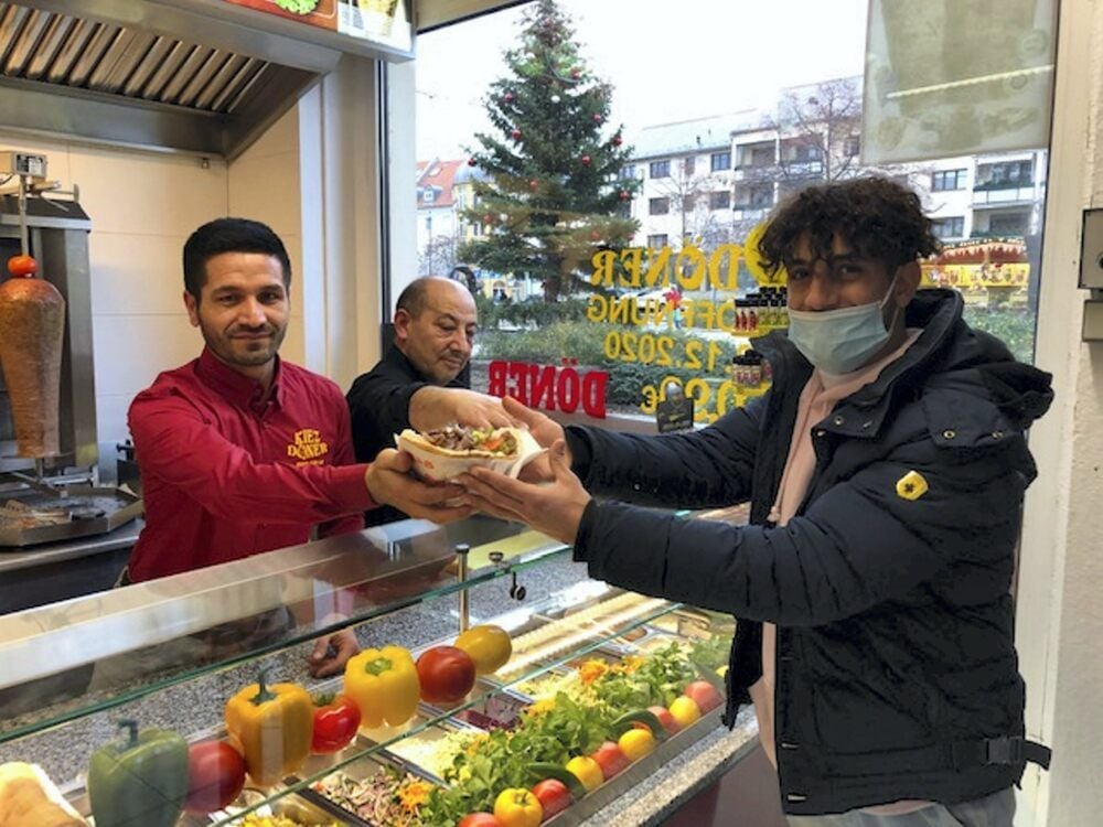 Izzet Cagac (l.) hat den Döner-Imbiss an der Ecke zum Entenplan übernommen.