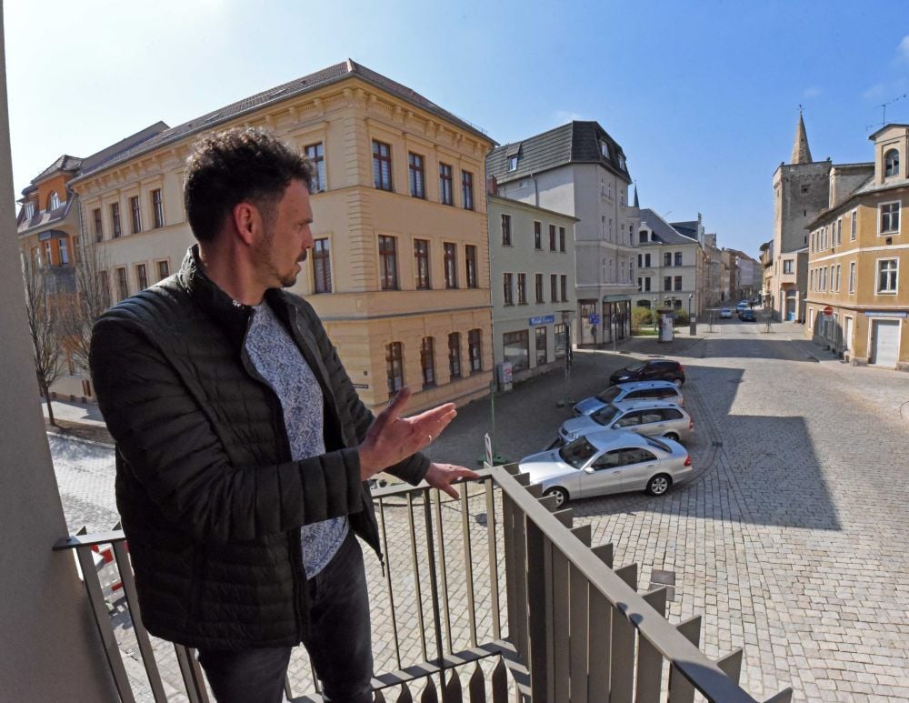 Die Sanierung der Wilhelmstraße 3 ist abgeschlossen. Prokurist Lars Graefe zeigt den beeindruckenden Blick vom Balkon in die Breite Straße.