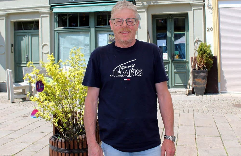Wolfgang Obenauf vor seiner neuen Wirkungsstätte im Zeitzer Stadtzentrum.