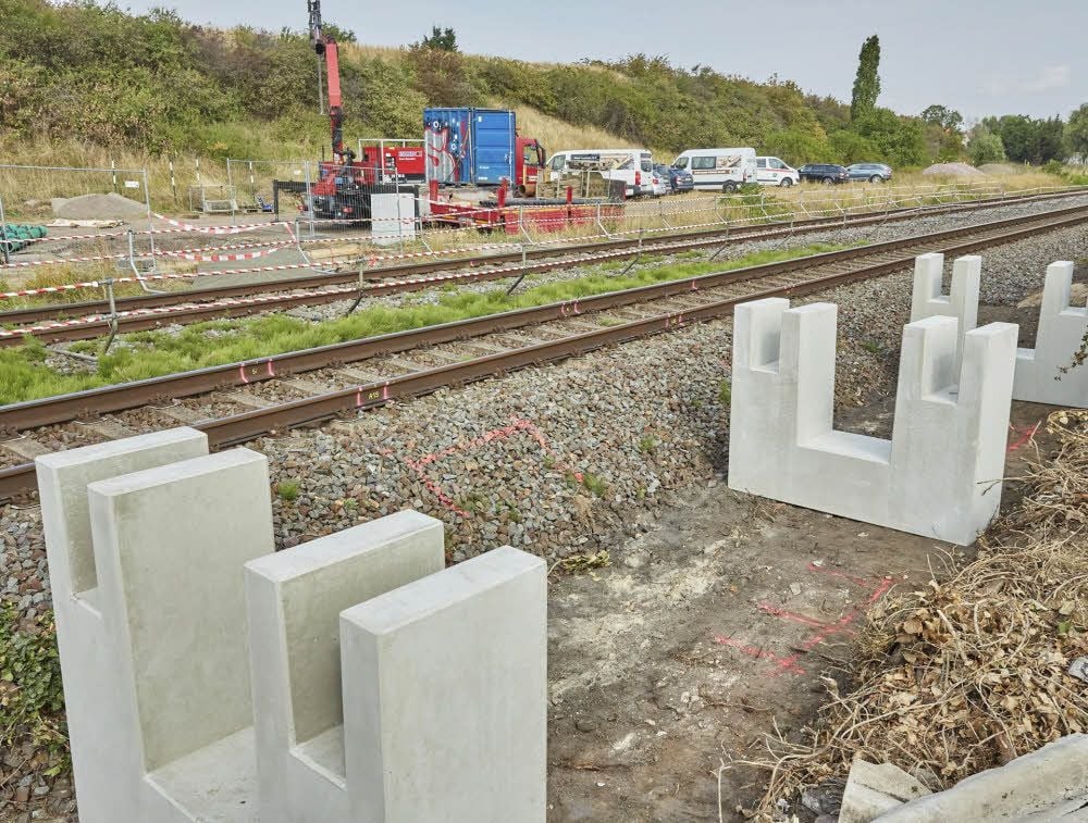 Diese Betonteile sind Teil des neuen Bahnsteiges.