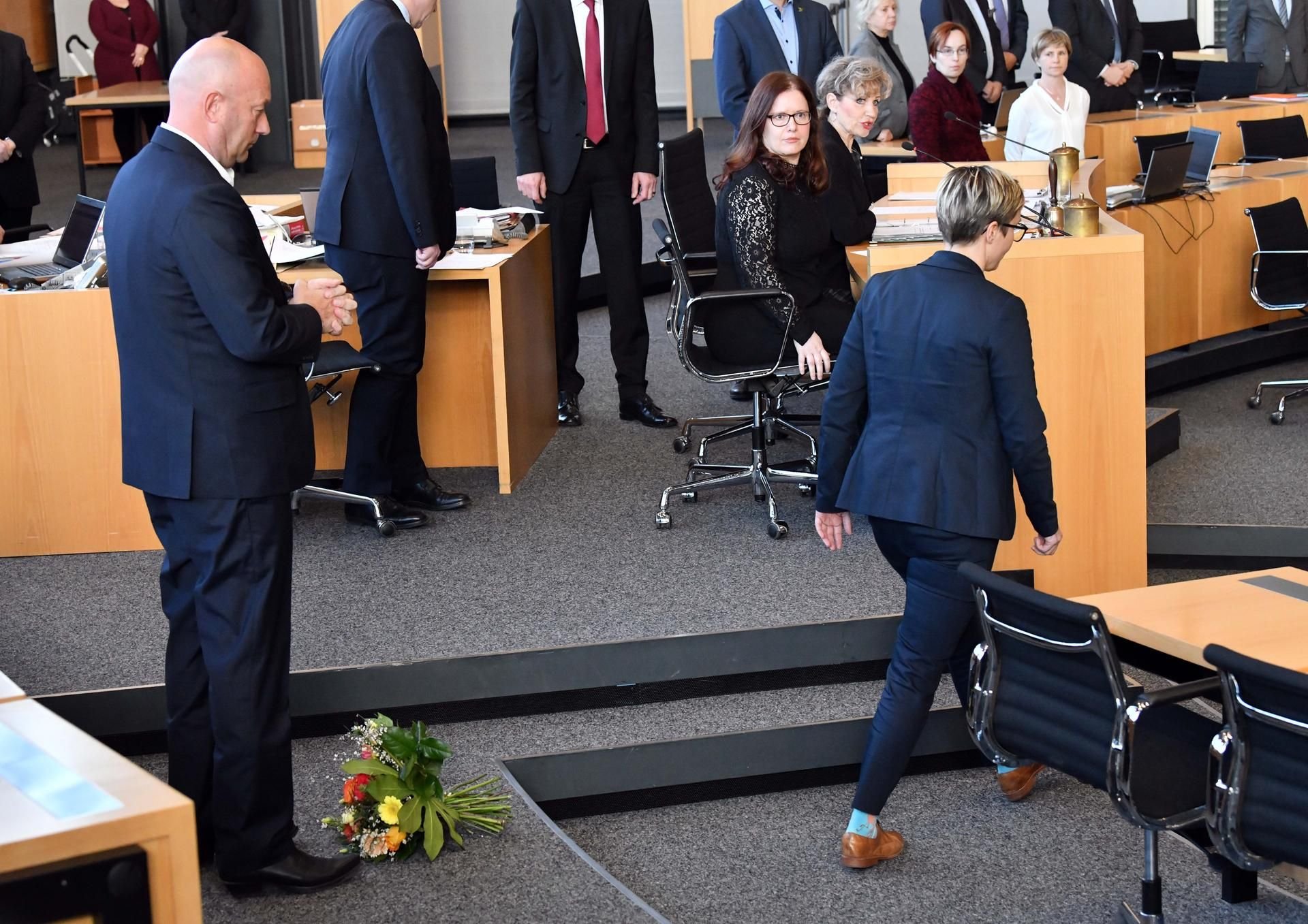 Linke-Landeschefin Hennig-Wellsow warf Kemmerich nach der Wahl einen Blumenstrauß vor die Füße.