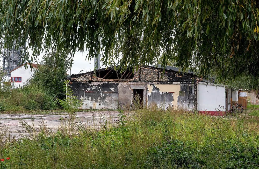 Nur die Grundplatte ist von der zerstörten Hälfte der Holzbaracke geblieben, in der die Kleiderkammer Braunsbedra ihr Domizil hat.