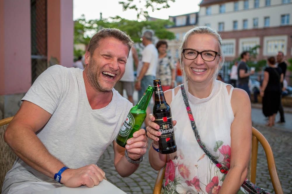 Richtig Spaß hatten Heiko Kilch und Andrea Alsleben, die extra aus Dessau gekommen war, an der Shisha-Bar Ecke Kramerstraße/Neumarkt.