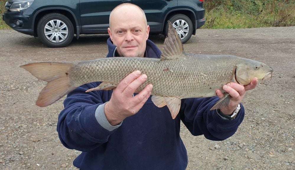 Der Peißener Kay Apel präsentiert seinen bisher größten Fisch, den er jemals aus dem Wasser geholt hat.