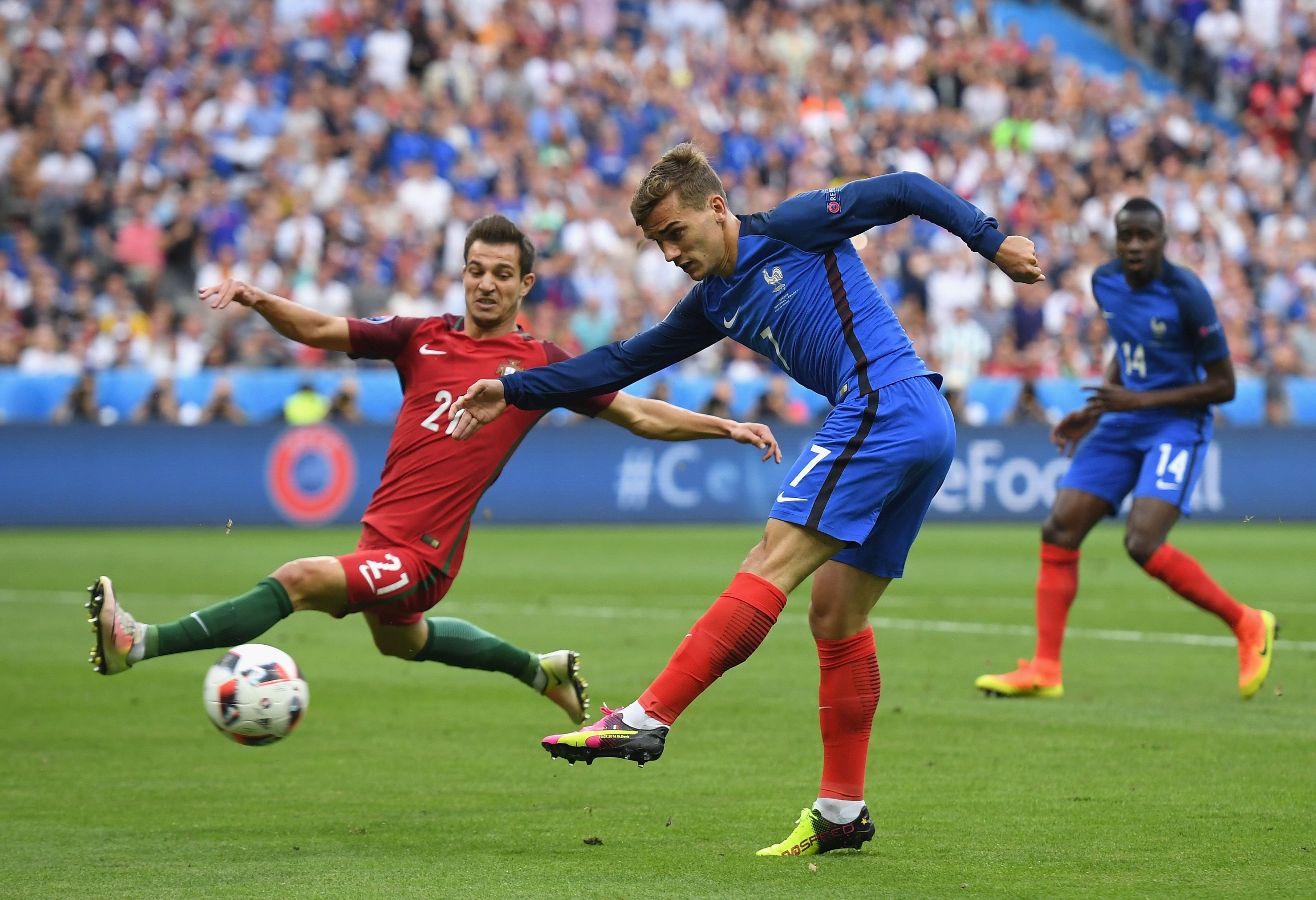 Antoine Griezmann zieht ab - trifft das Tor aber nicht.