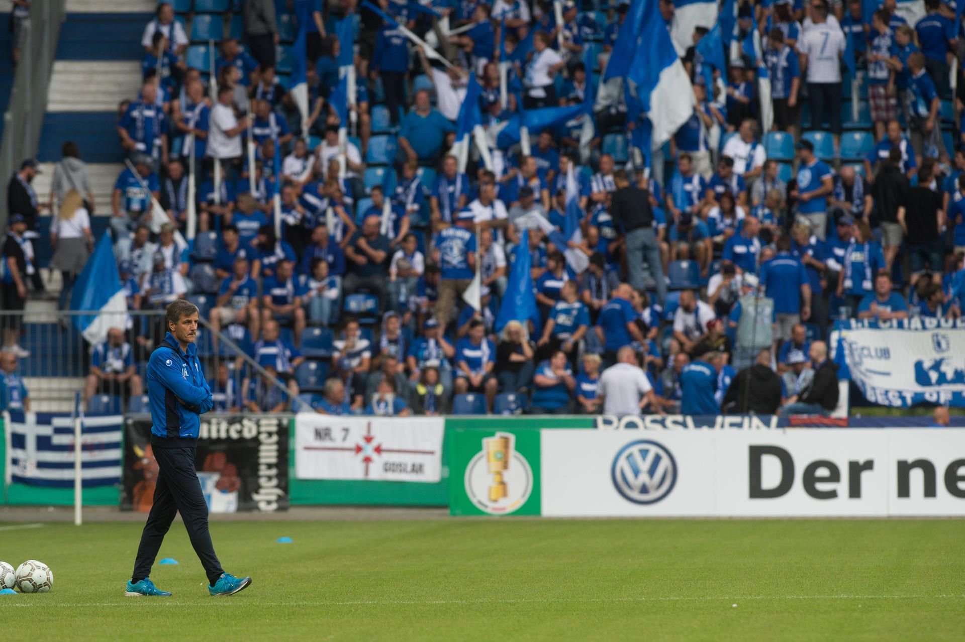 FCM-Trainer Jens Härtel beim Erstrunden-Spiel im DFB-Pokal gegen den FC Augsburg.