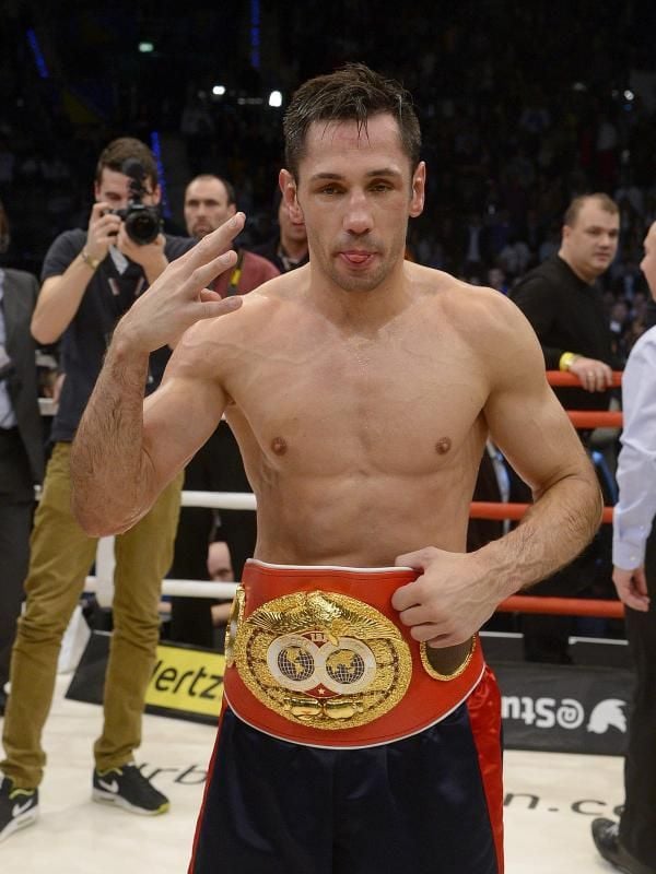 Mittelgewichtler Felix Sturm posiert nach seinem Sieg mit dem IBF-Weltmeistergürtel.
