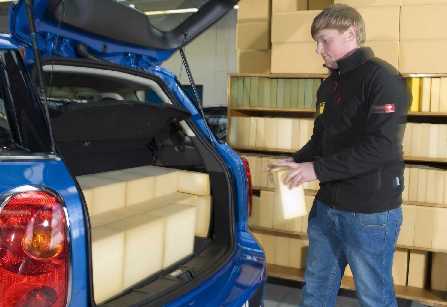 Quader für Quader: Mit Schaumstoff-Körpern misst der ADAC den Kofferraum von Autos aus - das Verfahren orientiert sich an der VDA-Norm, weist aber Zusatzfächer getrennt aus.