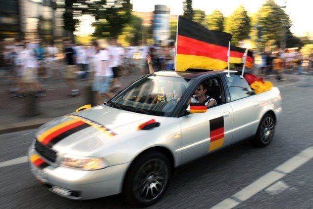 Vorsicht: Bei höheren Geschwindigkeiten können sich Fahnen schnell vom Auto lösen.