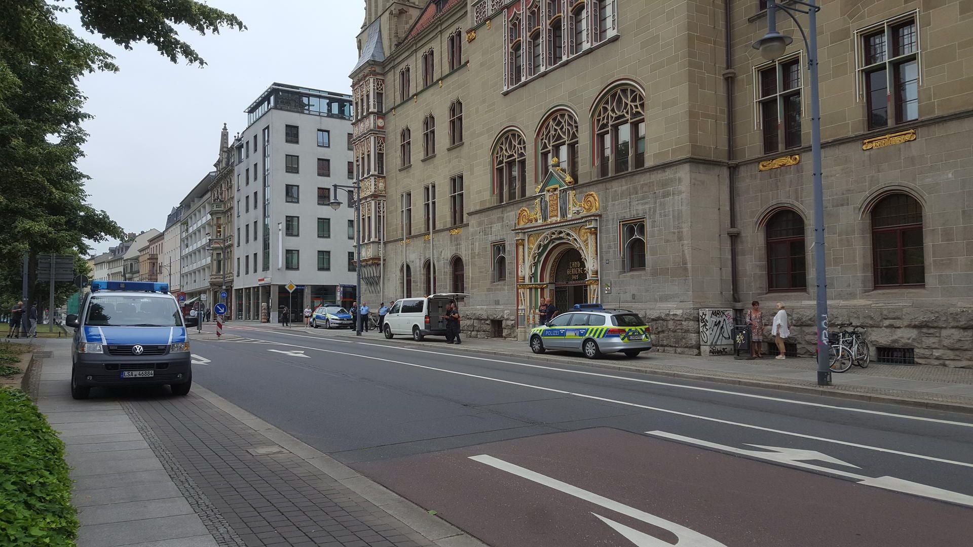 Polizei vor dem Landgericht