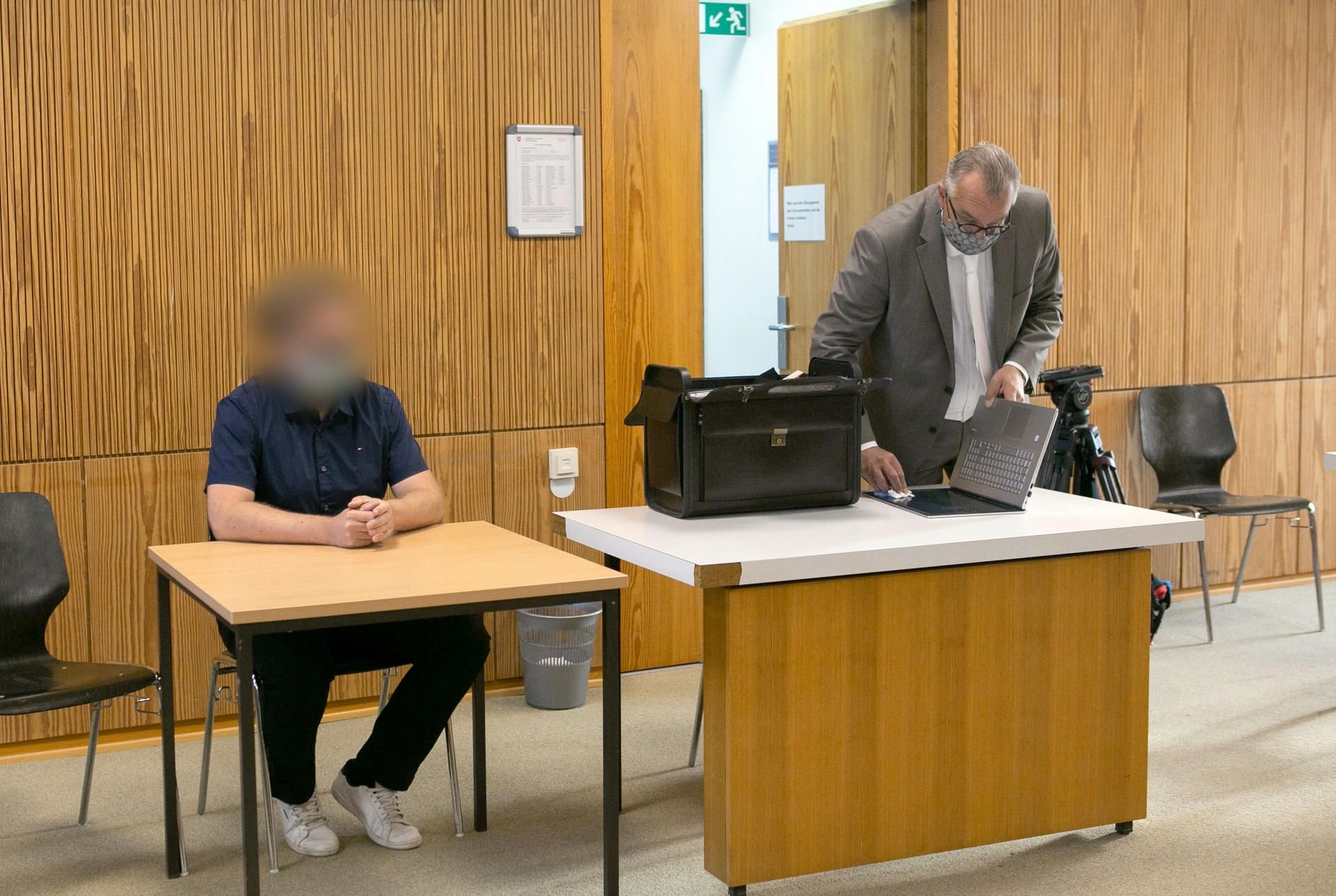 Der Angeklagte sitzt im Sitzungssaal vom Landgericht Hannover: Der Mann hatte zu Prozessauftakt gestanden, mit jungen Mädchen Sex gehabt zu haben.