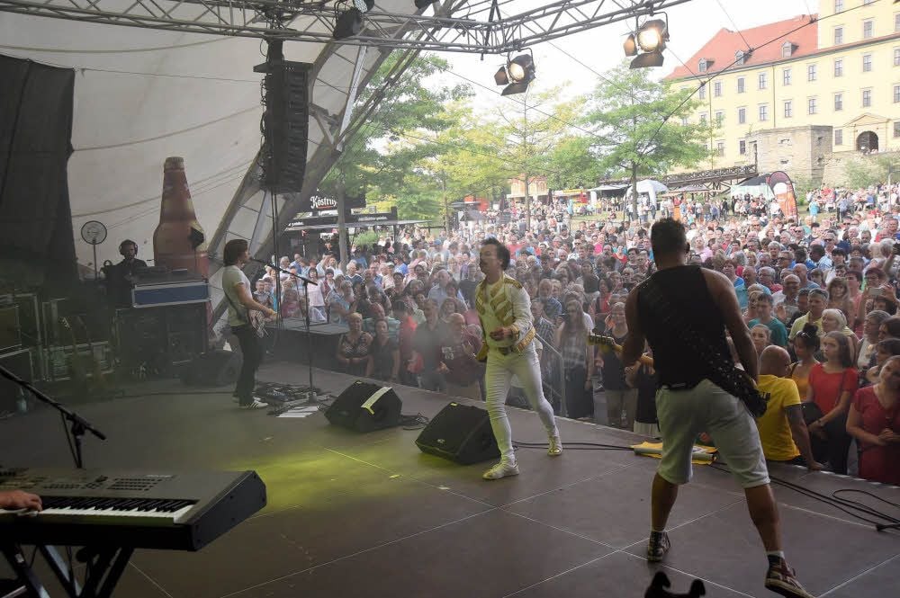 Massen feierten vor der Bühne Queen Klassik.