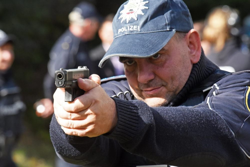 Ingo Meyer präsentiert die neue Waffe. Sie wollen den Film zum Beitrag sehen? Laden Sie die App „MZ virtuell“ aus dem Google Play Store (Android) oder dem App Store (IPhone) auf Ihrem Smartphone herunter. Anschließend öffnen Sie die App und scannen das Foto mit dem „MZ virtuell“-Logo.