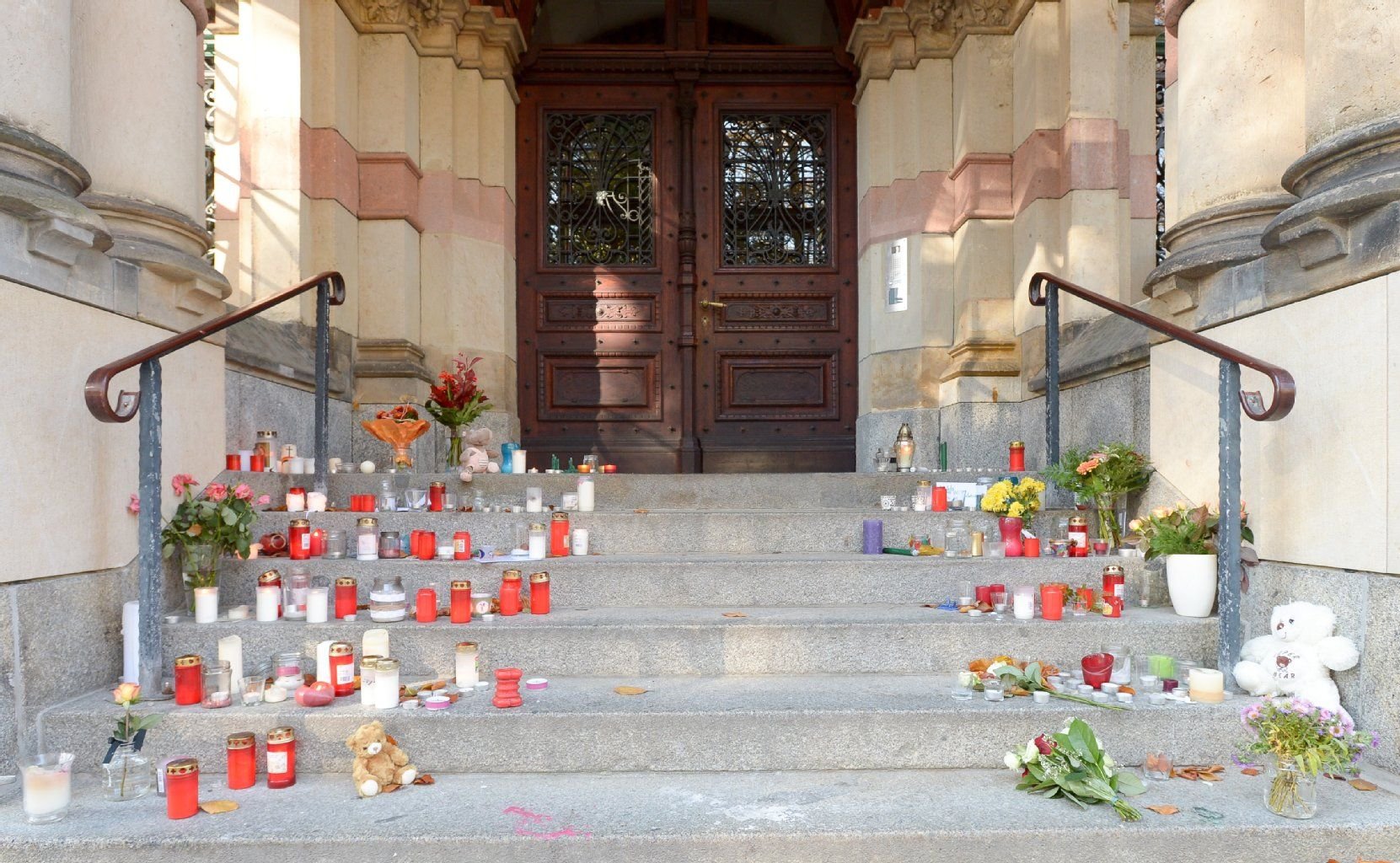 Kerzen, Plüschtiere und Blumen liegen auf der Treppe zum Eingang der Evangelischen Schulgemeinschaft Erzgebirge (EGE) in Annaberg-Buchholz (Sachsen).