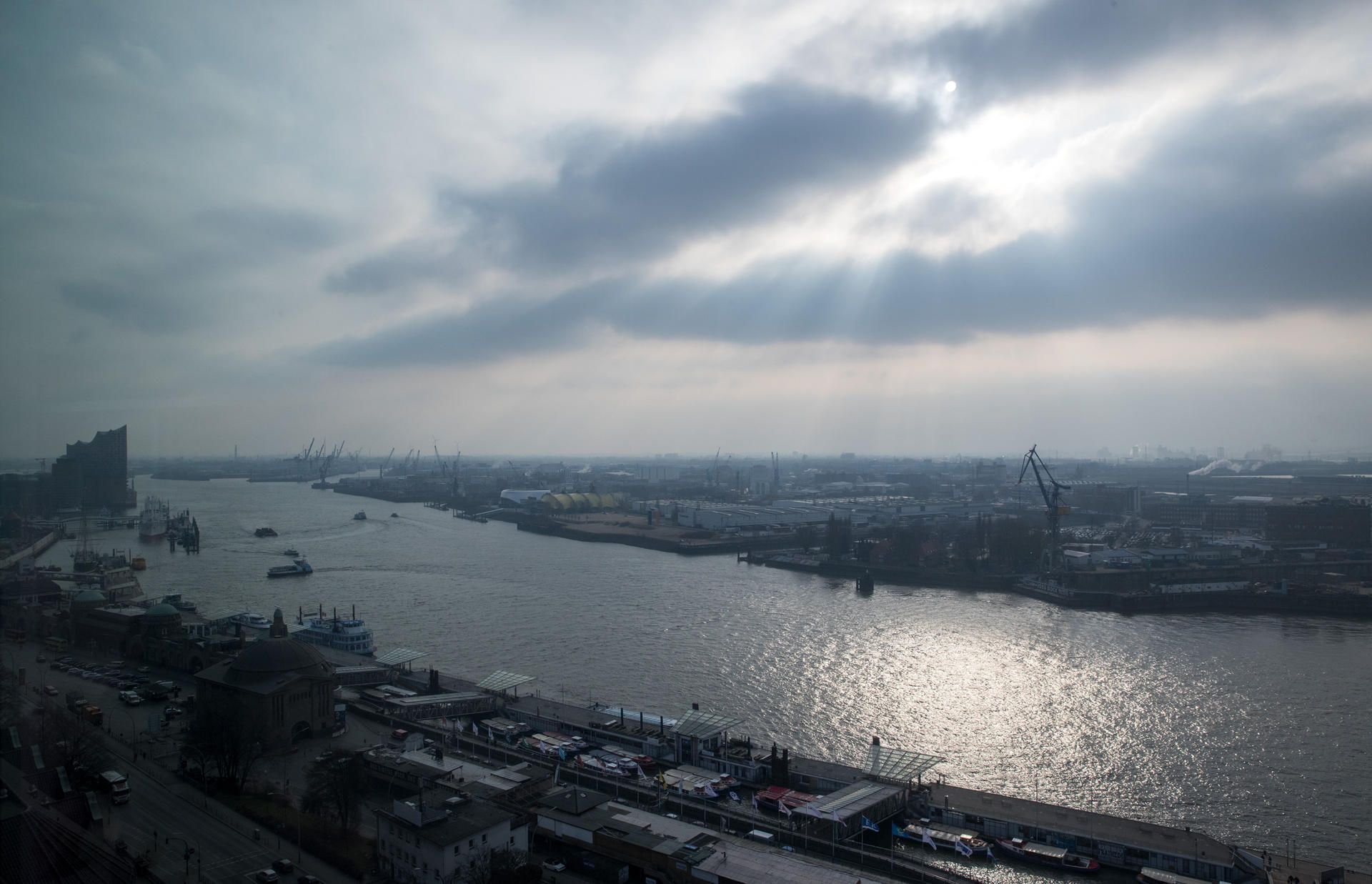 Die Elbe soll so ausgebaut werden, dass künftig Containerriesen den Hamburger Hafen unabhängig von Gezeiten erreichen können.