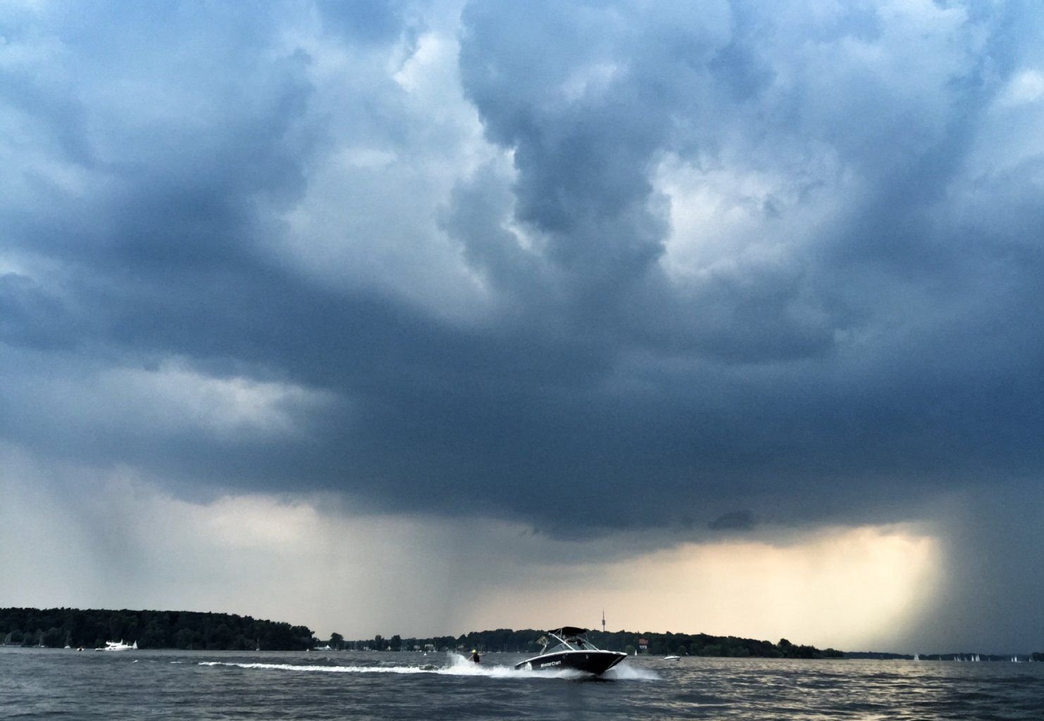 Dunkel Wolken ziehen vor einem Gewitter auf.