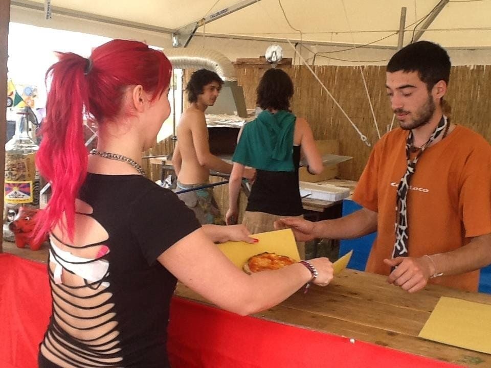 Raju und seine Kollegen aus der italienischen Region Umbria backen beim Spring Break Pizza.