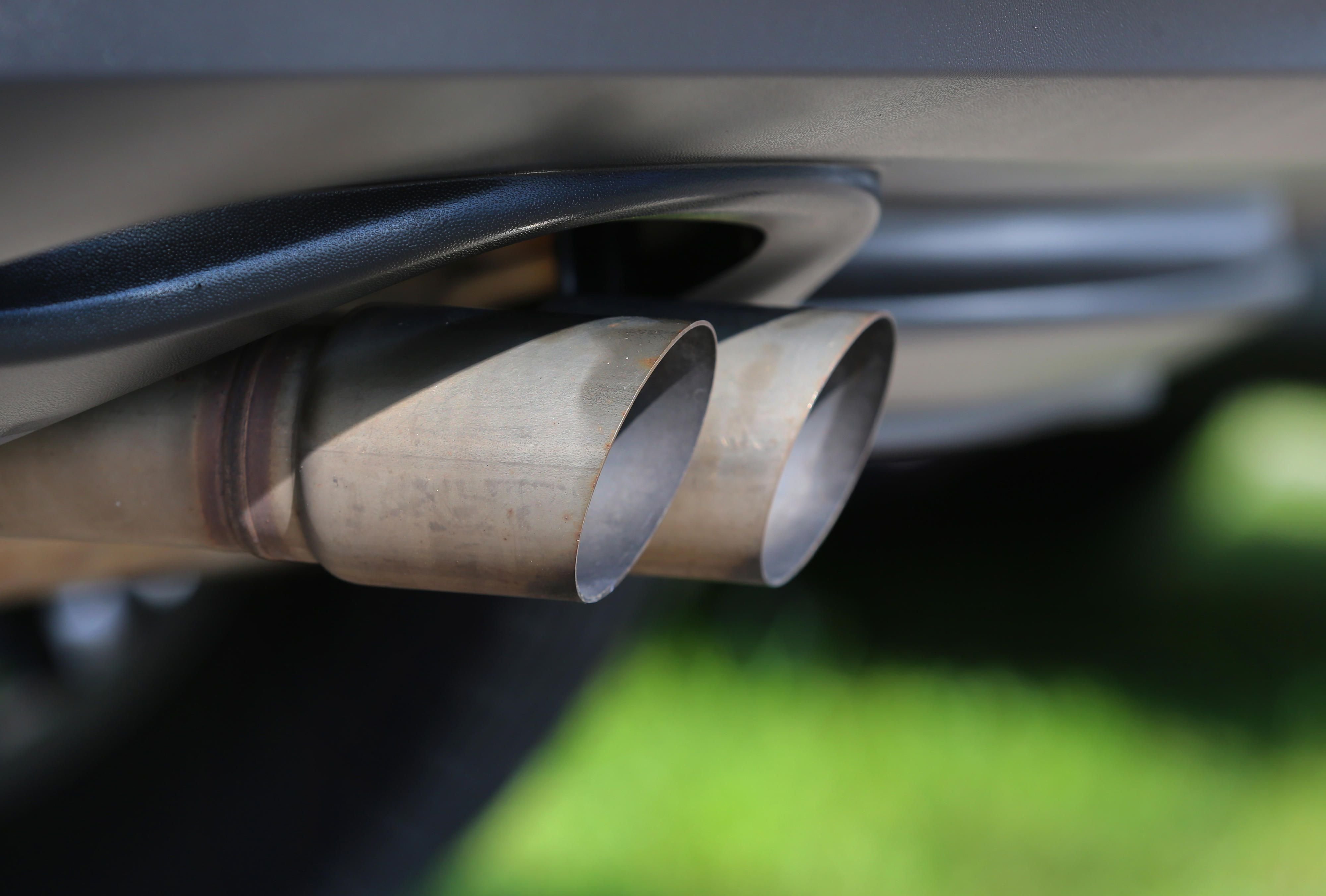 Der Auspuff eines VW Tiguan TDI