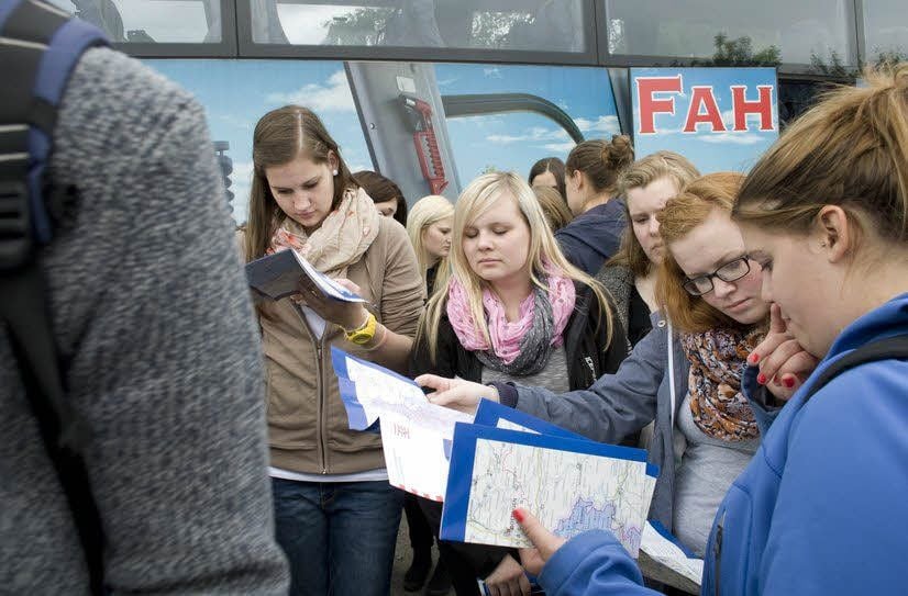 Die Schüler des Europagymnasiums studieren die Hessenkarte.