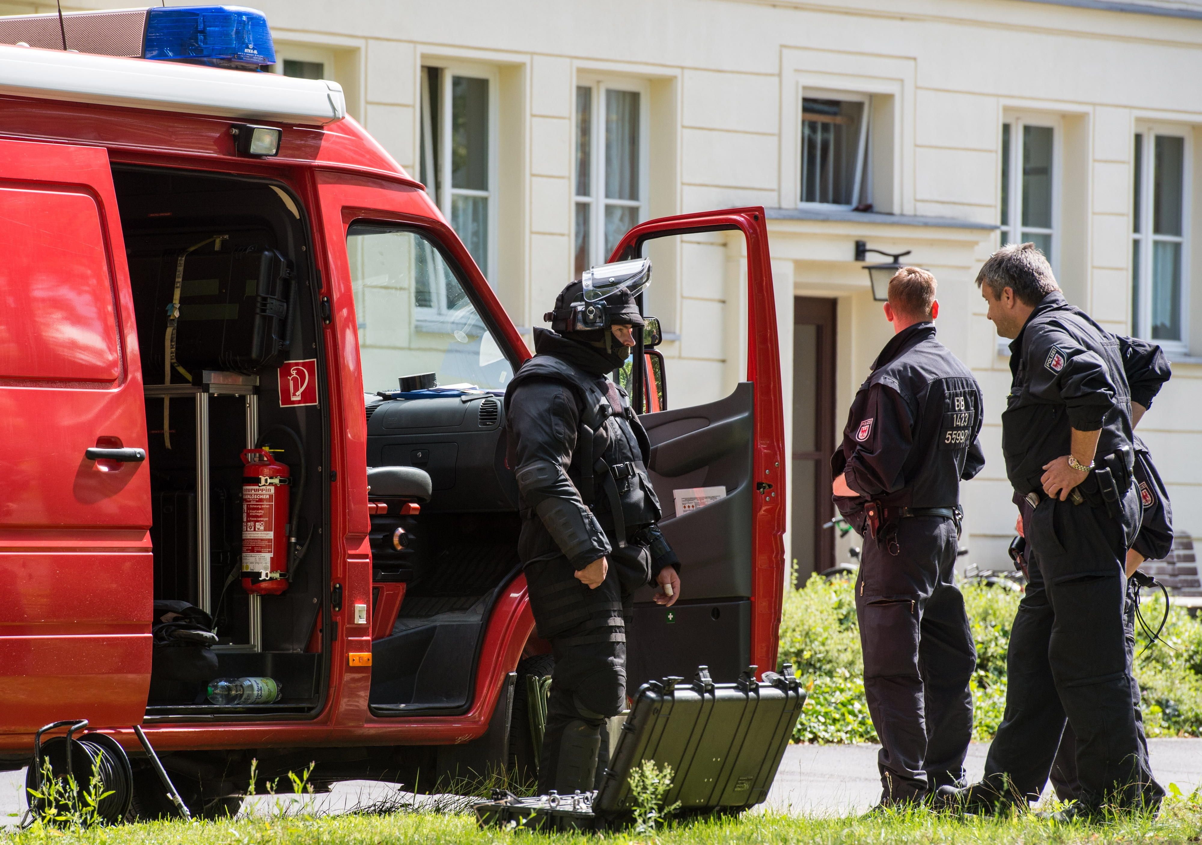 In Eisenhüttenstadt war ein 27-jähriger Mann festgenommen und tags darauf wieder auf freien Fuß gesetzt worden, nachdem es einen Hinweis gegeben hatte, dass er einen Anschlag auf das Stadtfest in Eisenhüttenstadt verüben wolle.