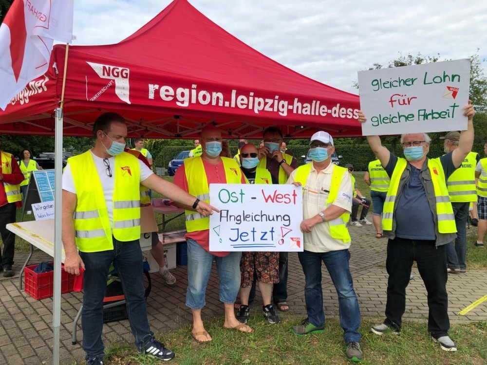 Bereits vor ein paar Wochen machten die Beschäftigten vor dem Werksgelände in Leißling unübersehbar ihre Forderungen auf.