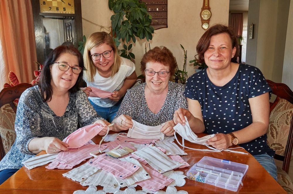 Die Vier von der Nähmaschine: Katrin Göth (von links), Anna Helga, Renate und Annett Hohmann nähen Masken aus Bettlaken.