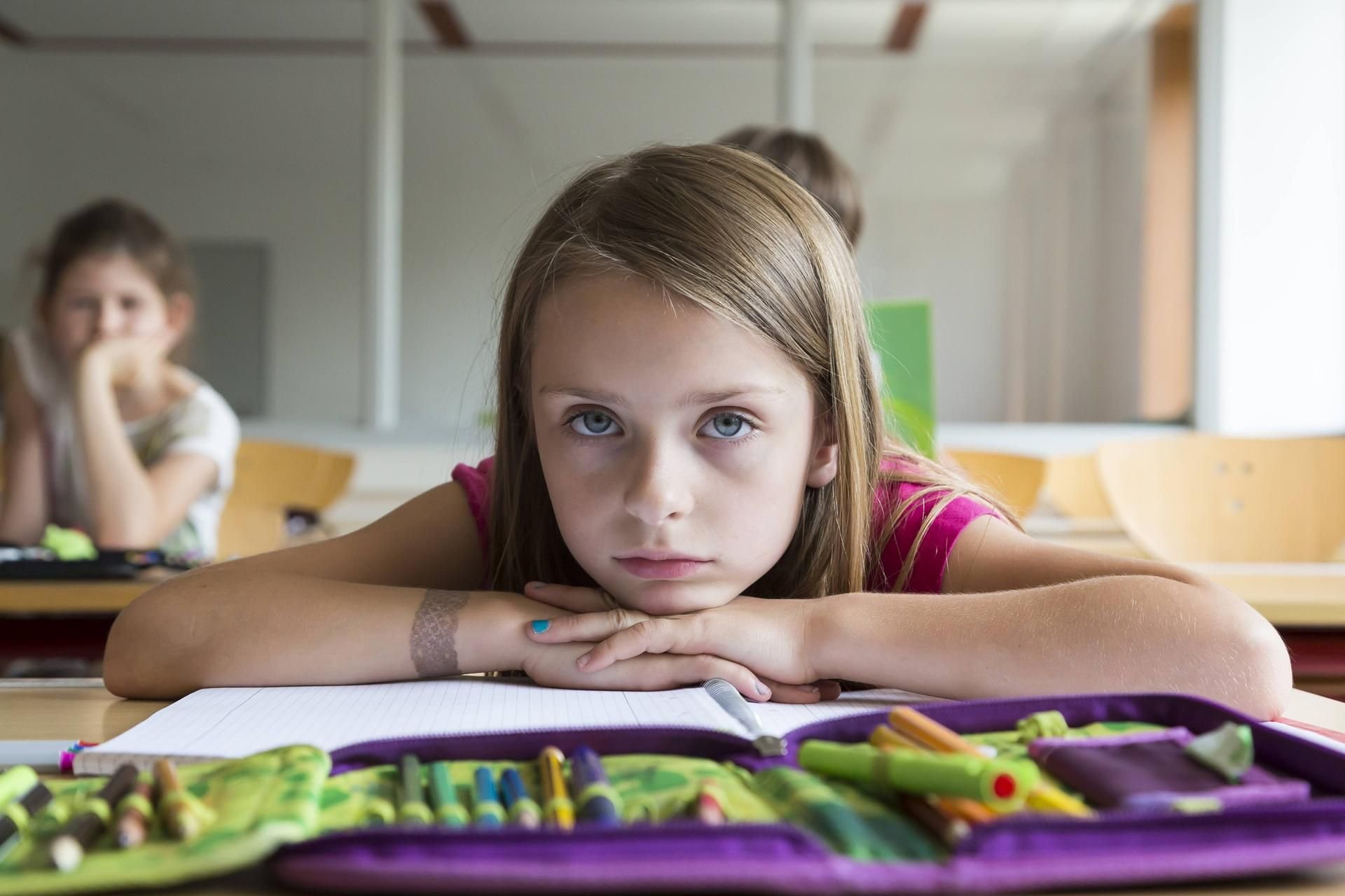 Überforderung, Stress mit Lehrern, Mobbing: Es kann viele Gründe geben, warum sich Kinder in der Schule unwohl fühlen.
