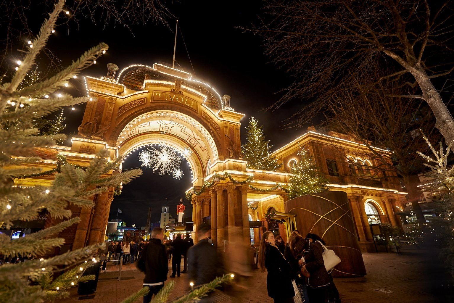Der festlich geschmückte Eingang des Weihnachtsmarkts im Tivoli-Park.