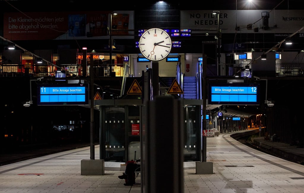 Der Hinweis „Bitte Ansage beachten“ steht am Hamburger Hauptbahnhof auf zwei Anzeigentafeln am Bahnsteig.