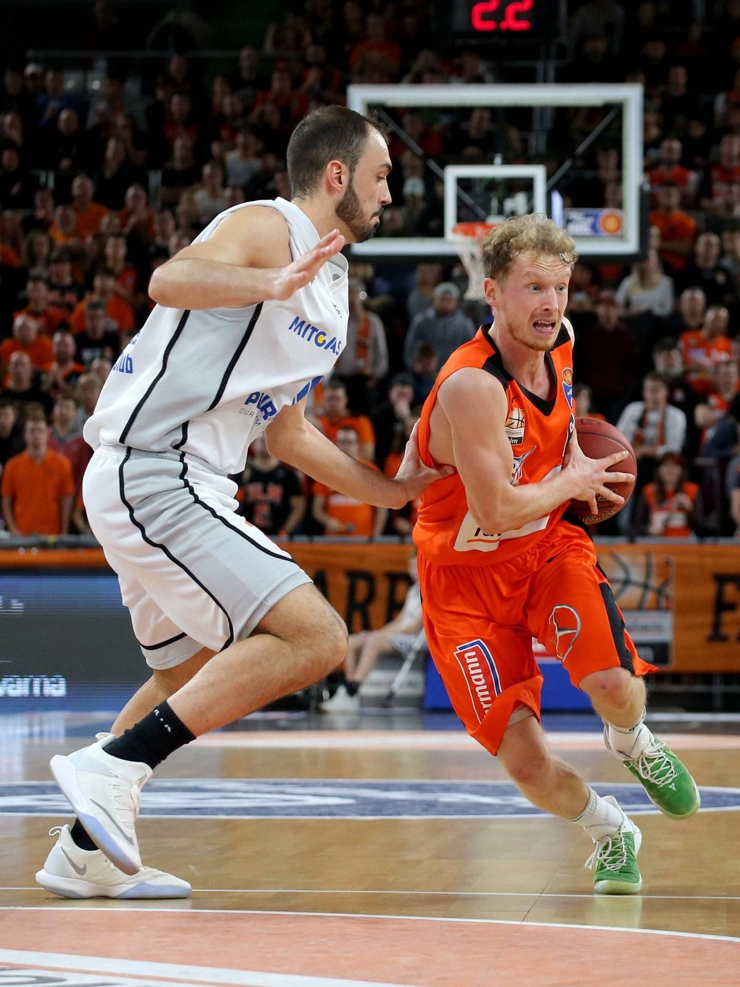 Djordje Drenovac (l.) vom MBC gegen Ulms Per Guenther. (Archivbild)