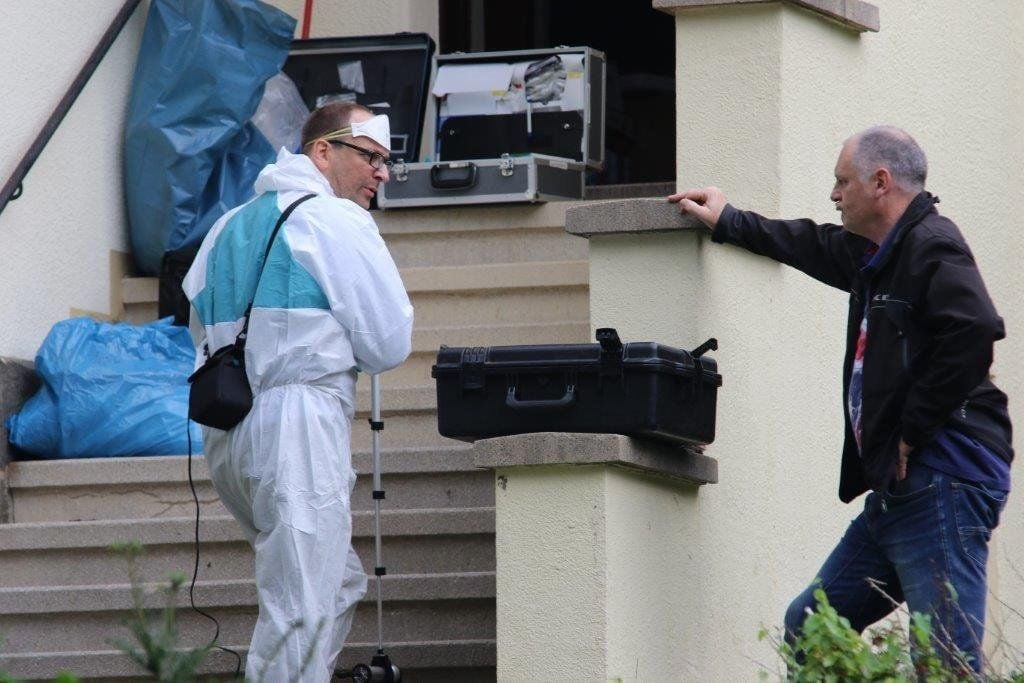 Polizeibeamte der Spurensicherung stehen im Eingang des Hauses in Wernigerode (Sachsen-Anhalt) in dem sich am 29.09.2015 ein Familiendrama mit drei Toten ereignet haben soll.
