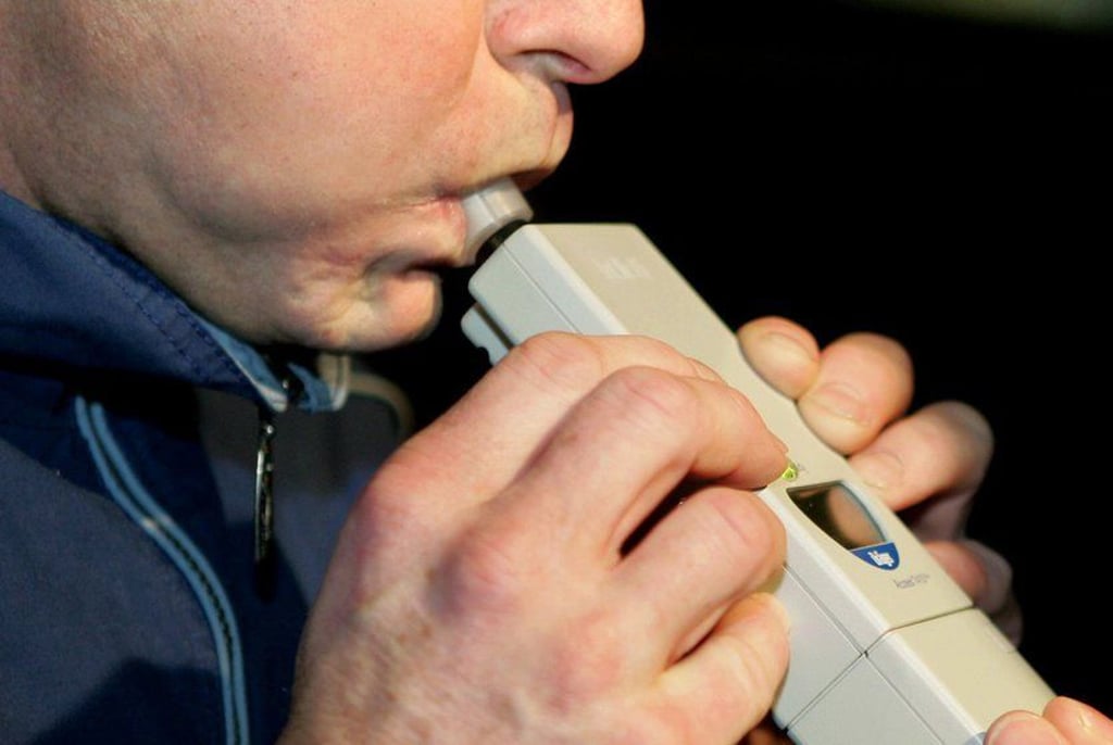Die Polizei führt einen Alkoholtest durch.