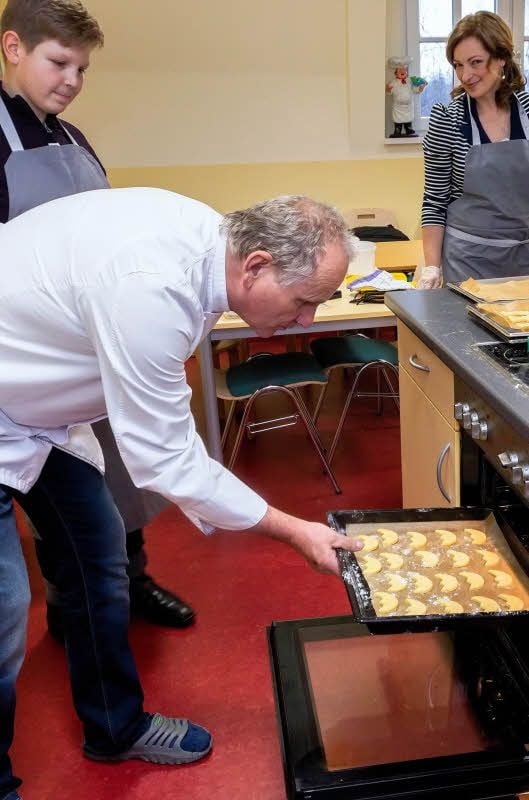 Bernd Lücke checkt den Bräunungsgrad der Plätzchen.