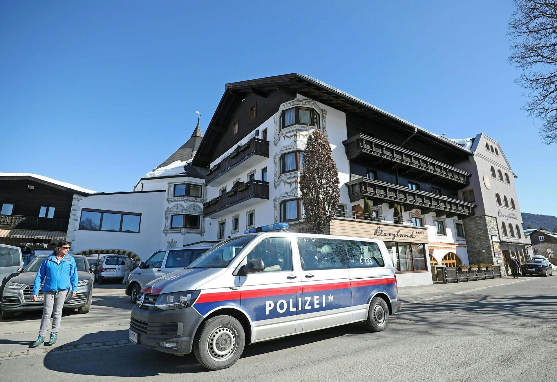 Ein Polizeiwagen steht vor dem österreichischen Teamhotel in Seefeld.