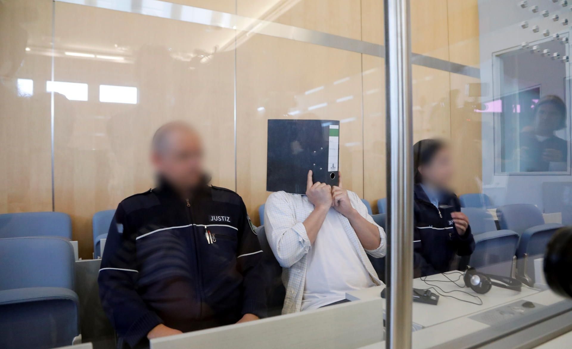 Der Angeklagte Sief Allah H. neben Justizbeamten beim Prozessauftakt in Düsseldorf.