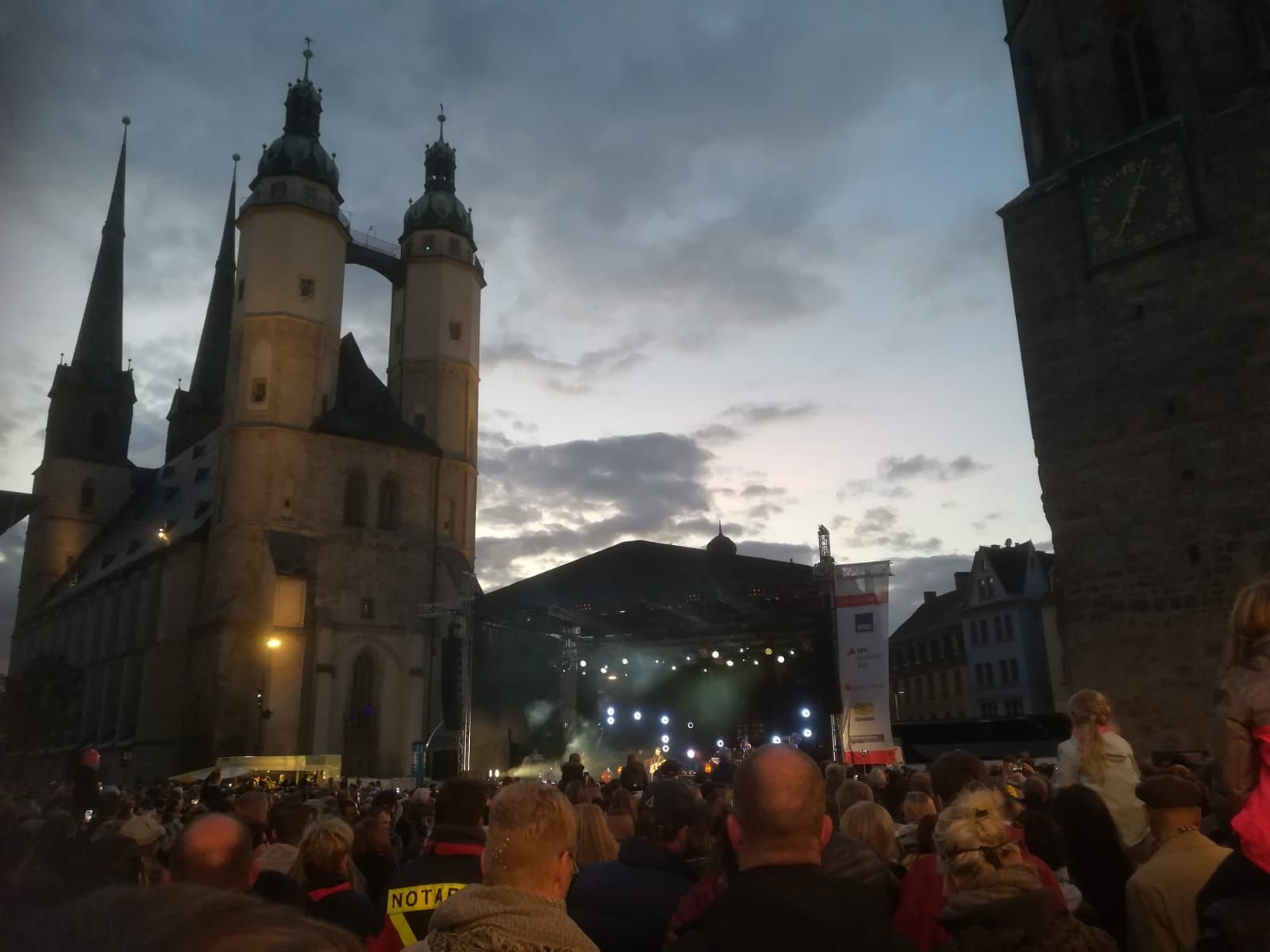 Der Musiker Johannes Oerding spielt Tag der Deutschen Einheit live in Halle.