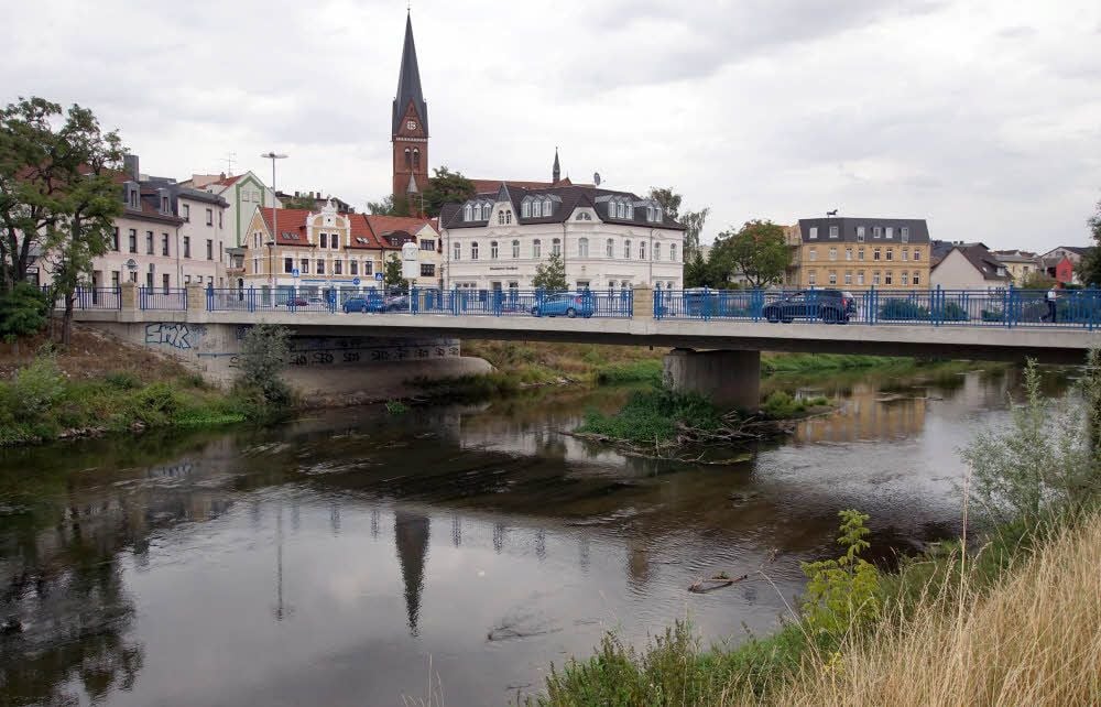 In der Bode bei Staßfurt, hier mit Blick auf St. Marien, sind nach einer Gewässerverunreinigung vor zwei Wochen zahlreiche Fische gestorben.