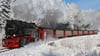 Winterromantik pur: Eine Fahrt mit der historischen Brockenbahn im Harz.